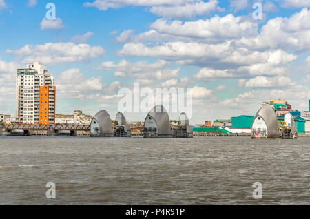 Blick auf die Thames Barrier an einem bewölkten Tag unter blauem Himmel in London. Die Thames Barrier ist eine der größten beweglichen hochwasserschotts in der Welt. Stockfoto