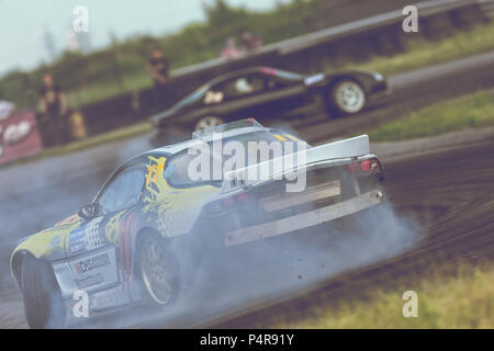 AutodromSpb, St.-Petersburg, Russland - 15. August 2018: Die leistungsstarken Rennwagen driften auf Speed Spur während der ersten Phase der Russischen Drift Series West Stockfoto