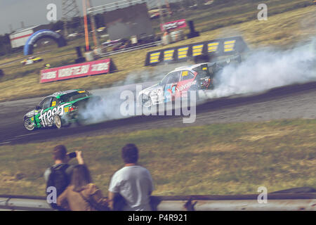 AutodromSpb, St.-Petersburg, Russland - 16. August 2018: Die leistungsstarken Rennwagen driften auf Speed Spur während der ersten Phase der Russischen Drift Series West Stockfoto