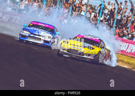 AutodromSpb, St.-Petersburg, Russland - 16. August 2018: Die leistungsstarken Rennwagen driften auf Speed Spur während der ersten Phase der Russischen Drift Series West Stockfoto