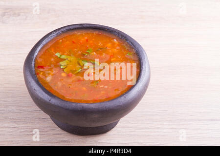 Tontopf mit pikanter Sauce, typische Kolumbien Essen Stockfoto