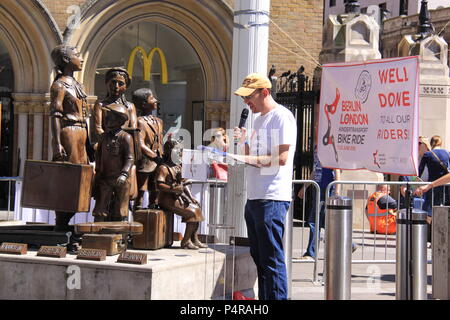 80. Jahrestag der Kindertransport (eine organisierte Rettung jüdischer Kinder, die vor dem Ausbruch des Zweiten Weltkrieges nahm), London, UK, PETER GRANT Stockfoto