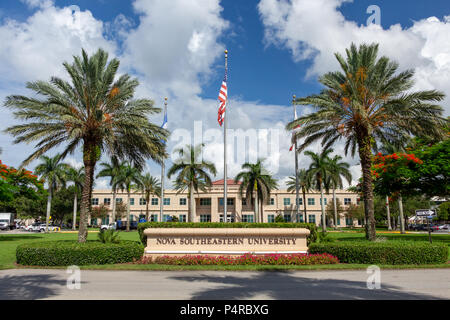 Nova Southeastern University, Campus Eingangsschild mit Fahnen - Fort Lauderdale, Florida, USA Stockfoto
