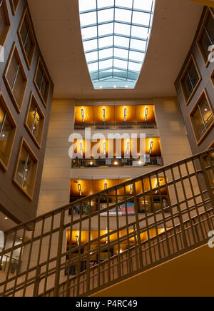 Innenraum der Alvin Sherman Library bei Nova Southeastern University - Fort Lauderdale, Florida, USA Stockfoto