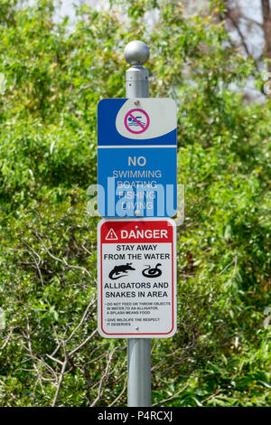 Alligator und Schlange Gefahr Warnschild in der Nähe von Canal - Davie, Florida, USA Stockfoto