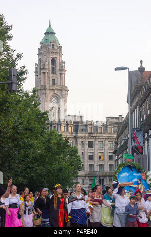 Porto, Portugal, 22. Juni 2018: Mittsommer/Festa de Sao Joao Feiern beginnen mit einer Prozession im Zentrum der Stadt. Stockfoto