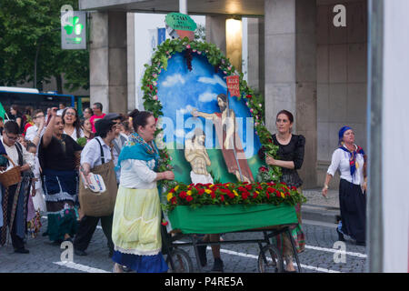 Porto, Portugal, 22. Juni 2018: Mittsommer/Festa de Sao Joao Feiern beginnen mit einer Prozession im Zentrum der Stadt. Rusgas de São João. Stockfoto