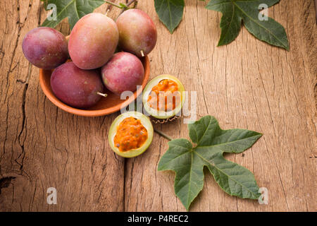 Früchte der gulupa am Weinstock Holz Tisch, Passiflora pinnatistipula Stockfoto