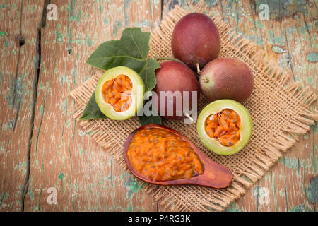 Früchte der gulupa am Weinstock Holz Tisch, Passiflora pinnatistipula Stockfoto