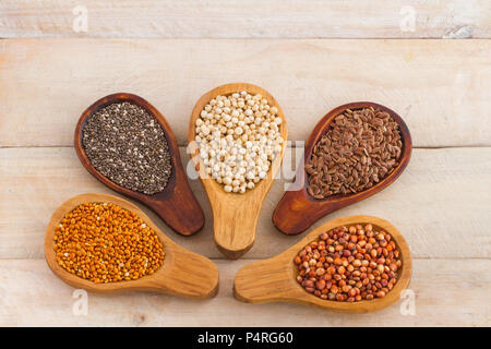 Holzlöffel mit sortierten Körner von Super Foods, glutenfrei Stockfoto