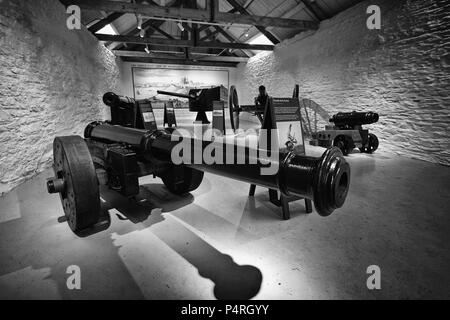 Falmouth, Cornwall, Großbritannien - 12 April 2018: Mehrere antike historische Kanonen auf Anzeige an Pendennis Castle in Cornwall. Stockfoto