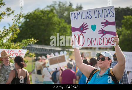 Hält eine Frau ein Zeichen bei einer Rallye außerhalb einer Haftanstalt in Sheridan, Wyoming, USA protestieren Regierung Einwanderungspolitik. Stockfoto