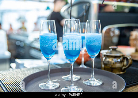 Martini. Alkohol Getränke und Cocktails an der Bar. das farbige Licht. blaue Cocktails in einem Restaurant auf einem Tablett Stockfoto