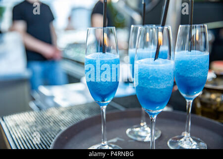 Martini. Alkohol Getränke und Cocktails an der Bar. das farbige Licht. blaue Cocktails in einem Restaurant auf einem Tablett Stockfoto