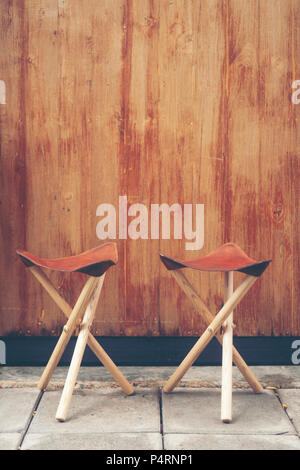 Dreibeinigen camping Stuhl, aus Holz und Leder. Stockfoto