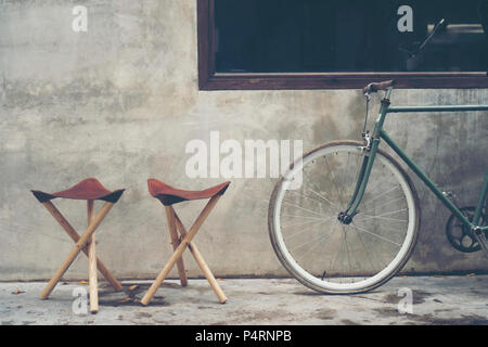 Dreibeinigen camping Stuhl, aus Holz und Leder. Stockfoto