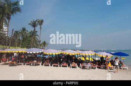Touristen entspannen unter Sonnenschirmen am Strand, Provinz Prachuap Khiri Khan, Hua Hin, Thailand, Asien. Stockfoto