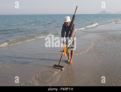 Man harkt für Clam Muscheln am Strand, Provinz Prachuap Khiri Khan, Hua Hin, Thailand, Asien. Stockfoto
