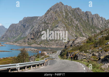 Die Straße nach Henningsvær, Lofoten, Norwegen. Stockfoto