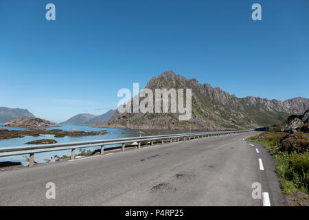 Die Straße nach Henningsvær, Lofoten, Norwegen. Stockfoto