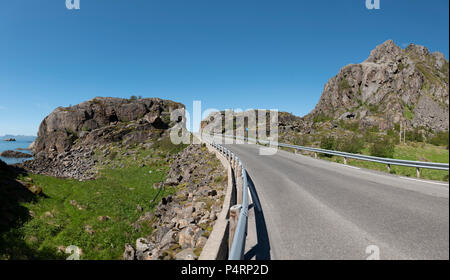 Die Straße nach Henningsvær, Lofoten, Norwegen. Stockfoto