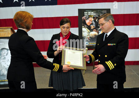 Cmdr. Heather Smith Hände Staat Washington stellvertretender Direktor für Auswärtige Angelegenheiten, Lacey Harper und Navy Operational Support Center, Everett kommandierenden Offizier, Cmdr. Derek Dwyer, die Verkündigung des einen unterzeichneten Washington State Governor zu Ehren des 100. Jahrestages der Navy Reserve während einer Zeremonie zum 14. März 2015. Die Marine Reserve wurde März 3, 1915 gegründet und beschäftigt gegenwärtig mehr als 107.000 Ausgewählte finden, voll unterstützen und Einzelne bereit finden Segler. Stockfoto