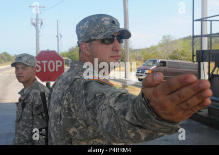 GUANTANAMO BAY auf Kuba – Armee Spc. Constantinos Dafoulas (links) und Armee Spc. Douglas Pina, mit der Rhode Island Army National Guard 115. Military Police Company, Mann ein Kontrollpunkt am Joint Task Force Guantanamo, 17. Mai 2010.  115. Military Police Company ist auf ein Jahr lang Bereitstellung Gewährleistung der Sicherheit in JTF Guantanamo. JTF Guantanamo führt sicher, humane, rechtliche und transparente Pflege und Obhut der Gefangenen, einschließlich der Militärkommission und die verurteilten bestellt von einem Gericht freigegeben. Die JTF führt Intelligenzansammlung, Analyse und Verbreitung für den Schutz der Stockfoto