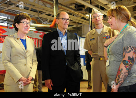 KITTERY, Maine - 5/27/15 - US-Senatorin Susan Collins (R-Maine), Links, US-Staatssekretär für Arbeit, Thomas Perez und Portsmouth Naval Shipyard (PNS) kommandierenden Offizier, U.S. Navy Capt Bill Greene hören PNS Mitarbeiter Jen Ouellette ihr Weg zu einer Mitarbeiterin bei PNS durch die Ausbildung beschreiben. Die Delegation besuchte PNS in Kittery und Bath Iron Works in Bath, privaten und öffentlichen Partnerschaften Lehrstellen Unterstützung in der maritimen Industrie zu fördern. Stockfoto