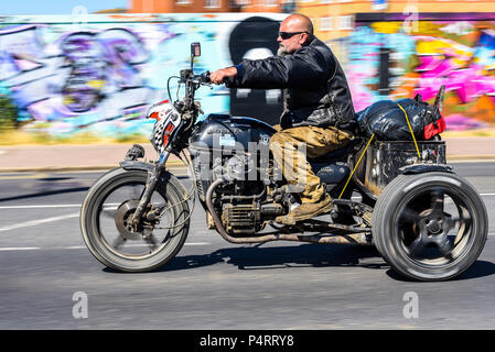 Maßgeschneidertes Dreirad, Dreirad-Motorrad. Vorbei an farbenfrohen Graffiti in Southend on Sea, Essex, Großbritannien. Dreirädriges Honda Motorrad Stockfoto