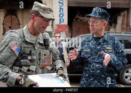 Us-Armee Oberstleutnant Keith Pellegro, 2 BT, 82nd Airborne Divison erläutert die Situation während einer Tour mit dem Vorsitzenden des Generalstabs Marine Adm. Mike Mullen in der Innenstadt von Port-au-Prince, Haiti, Jan. 26, 2010. (DoD Stockfoto