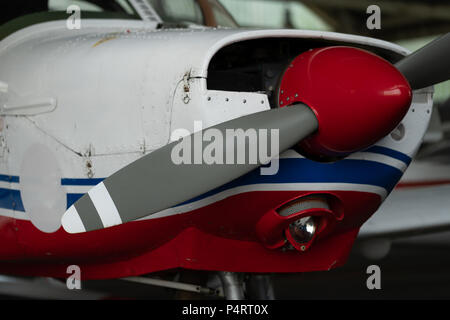 Kleine Sport Flugzeuge im Hangar abgestellten, Nahaufnahme. Detail Stockfoto