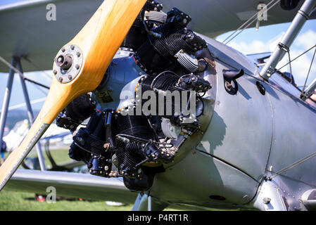 Oldtimer mit sternmotor und Holz- Propeller, in der Nähe von Nase Abschnitt Stockfoto