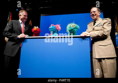 Der stellvertretende Verteidigungsminister William J. Lynn, Links, und der Vorsitzende des Generalstabs Marine Adm. Mike Mullen Hilfe Sesame Street muppets Elmo, Jesse und Rosita Host eine Vorschau der PBS Special', wenn Familien" im Pentagon April 13, 2010 Trauern. Das Programm verfügt über mehrere Familien den Umgang mit dem Verlust eines Elternteils und die Fähigkeiten, die Ihnen helfen, sich zu bewegen. (DoD Stockfoto