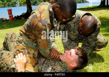 High Speed Schiff Swift (HSV 2), Port Antonio, Jamaika, (Mai. 17, 2010) US Marine Sgt. Geormon Elder Trainer Mitglied der Jamaica Defence Force über einen Boden Kampftechnik mit US Marine Sgt. Edan Valkner. Die Marines sind an Bord High Speed Schiff Swift (HSV2) zur Unterstützung der Südlichen Partnerschaft Station (SPS) 2010, die eine Bereitstellung von verschiedenen Spezialität Plattformen auf die US Southern Command (USSOUTHCOM) Verantwortungsbereich (AOR) in der Karibik und in Lateinamerika in Angriff genommen. Primäres Ziel der Mission ist die gemeinsame Nutzung von Informationen mit Marinen, Küstenwache, und zivilen Dienstleistungen. Stockfoto