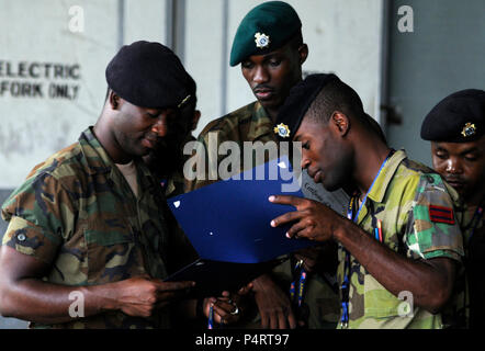 ANTONIO, Jamaica, (Mai. 14, 2010) Mitglieder des Jamaica Defence Force ihre teilnahmezertifikate für eine Woche - lange NCIS-Port Security Experte exchange an Bord High Speed Schiff Swift (HSV 2) in Port Antonio, Jamaika, 14. Mai zeigen. Das Schiff ist derzeit zur Unterstützung der Südlichen Partnerschaft Station (SPS) 2010, das ist eine jährliche Bereitstellung von verschiedenen Spezialität Plattformen auf die US Southern Command (USSOUTHCOM) Verantwortungsbereich (AOR) in der Karibik und in Lateinamerika bereitgestellt. Primäres Ziel der Mission ist die gemeinsame Nutzung von Informationen mit Marinen, Küstenwache, und zivilen s Stockfoto