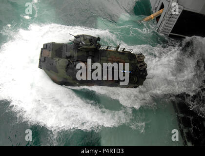 Ein U.S. Marine Corps amphibisches Fahrzeug startet vom Deck des Amphibious Assault ship USS Boxer (LHD4) im Pazifik am 7. Juli 2010. Amphibisches Fahrzeuge in Camp Pendleton, Kalifornien, waren an Bord für Gut deck Zertifizierung Übungen gebracht, wie das Schiff Tätigkeiten vor der Küste von Südkalifornien führt. DoD Stockfoto