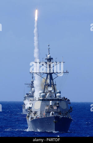 Die Lenkwaffen-zerstörer USS Benfold (DDG65) Manöver vor der Lenkwaffen-kreuzer USS Chosin (CG65) als Chosin feuert eine Boden-Luft-Rakete vor der Küste von Hawaii Juli 11, 2010, während der Rand des Pazifik (Rimpac) 2010 Übungen. RIMPAC ist eine Biennale, multinationale Übung entwickelt regionale Partnerschaften zu stärken und multinationaler Interoperabilität verbessern. (DoD Stockfoto