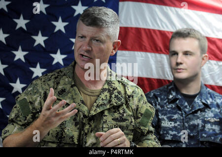 Japan (Aug. 30, 2010) der Master Chief Petty Officer der Marine (MCPON) Rick West spricht mit der Crew der Los Angeles-Klasse Angriffs-U-Boot USS Jacksonville (SSN 699) nach dem Befestigen die AUSGEHUNIFORM U-Boot-Krieg Pin auf Elektronik Techniker 3. Klasse Derrick Zulick bei seinem Besuch an der Flotte Aktivitäten Yokosuka. Stockfoto