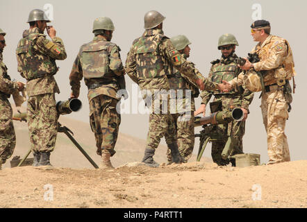 Afghanistan (2. September 2010) - ein britischer Offizier in der Armee der NATO Training Mission-Afghanistan gratuliert der afghanischen nationalen Armee Soldaten auf Ihre Treffsicherheit mit dem SPG-9 73 Millimeter rückstoßfreie Kanone auf die Infanterie Zweig Schule in Darulaman. Die Schule lehrt Afghanische Soldaten Infanterie Taktik und schult sie auf Waffen einschließlich Mörtel, Crew - Serviert Waffen und rückstossfreie Gewehre. Stockfoto