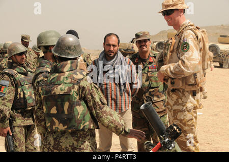 Darulaman, Afghanistan (2. September 2010) - Brigadier General David Paterson gratuliert der afghanischen nationalen Armee Soldaten auf den Mörtel feuern auf die Infanterie Zweig Schule in Darulaman. Die Schule lehrt Afghanische Soldaten Infanterie Taktik und schult sie auf Waffen einschließlich Mörtel, Crew - Serviert Waffen und rückstossfreie Gewehre. Stockfoto