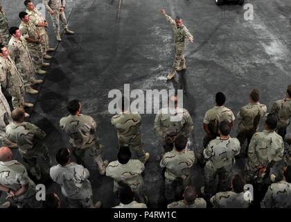 U.S. Navy hinten Adm. Michael S. Tillotson, der Befehlshaber der Marine Expeditionary Combat Command, spricht mit Matrosen, die kombinierte Task Group (CTG) 56.1 während alles - Hände Oktober 25, 2009, at Naval Support Activity Manama, Bahrain Anruf zugeteilt. CTG 56,1 bereitgestellt ist Maritime Security Operations und Theater Sicherheit Zusammenarbeit in den USA 5 Flotte Verantwortungsbereich zu unterstützen. (DoD Stockfoto