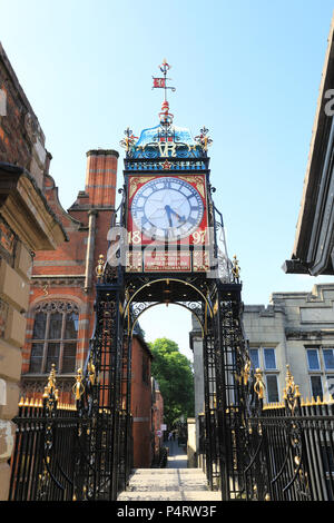 Die viel fotografiert und Wahrzeichen Eastgate, auf die historische Stadtmauer in Chester, NW, England, Grossbritannien Stockfoto