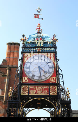 Die viel fotografiert und Wahrzeichen Eastgate, auf die historische Stadtmauer in Chester, NW, England, Grossbritannien Stockfoto