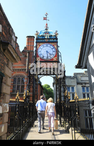 Die viel fotografiert und Wahrzeichen Eastgate, auf die historische Stadtmauer in Chester, NW, England, Grossbritannien Stockfoto