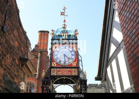 Die viel fotografiert und Wahrzeichen Eastgate, auf die historische Stadtmauer in Chester, NW, England, Grossbritannien Stockfoto