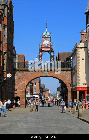 Die viel fotografiert und Wahrzeichen Eastgate, auf Eastagte, in Chester, Cheshire, NW, England, Grossbritannien Stockfoto