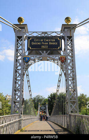 Queens Park Hängebrücke über den Fluss Dee in Chester, NW, England, Grossbritannien Stockfoto