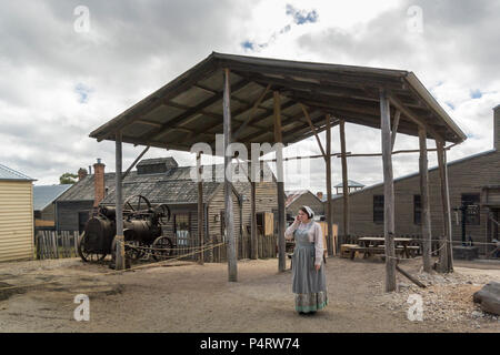 Eine Frau in der traditionellen Tracht in Sovereign Hill, einem Open Air Museum in Golden Point, einem Vorort von Ballarat, Victoria, Australien. Sovereign Hill zeigt Stockfoto