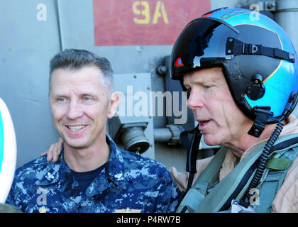 Kommandant des Marine Corps Gen. James Amos, rechts, steht mit Marine Kapitän Thom Burke, der kommandierender Offizier der USS Ronald Reagan (CVN 76), nach der Ankunft an Bord des Schiffes Nov. 5, 2010, in den Pazifischen Ozean. Amos besucht der Ronald Reagan der 235th Geburtstag des Marine Corps mit Marines von Marine Fighter Attack Squadron 323 zu feiern. (DoD Stockfoto