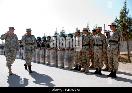 Gen. David H. Petraeus, Oberbefehlshaber der NATO und der internationalen Schutztruppe fuer Afghanistan, Besuche mit der Afghanischen Grenzpolizei während einer Schlacht Feld Zirkulation zu regionalen Befehl-West, Provinz Herat, Nov. 8. ISAF ist ein wichtiger Bestandteil des Engagements der internationalen Gemeinschaft in Afghanistan, die Unterstützung der afghanischen Behörden bei der Bereitstellung von Sicherheit und Stabilität bei und schafft sie zugleich die Voraussetzungen für den Wiederaufbau der Entwicklung. ( Stockfoto